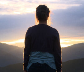 Still aus dem Film Schwarzer Berg. Schauspielerin: Amelie Kiefer Still aus dem Film Schwarzer Berg von Elias Candolini. Schauspielerin: Amelie Kiefer