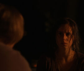 Still aus dem Film Schwarzer Berg. Schauspielerin: Amelie Kiefer. Still aus dem Film Schwarzer Berg von Elias Candolini. Schauspielerin: Amelie Kiefer.